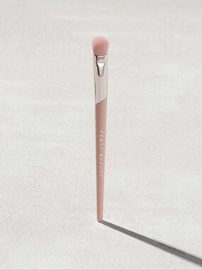 Fenty Beauty PLUSH EYESHADOW BRUSH 240